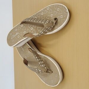 Clarks beige silver wedge flip flops size 7 sandals